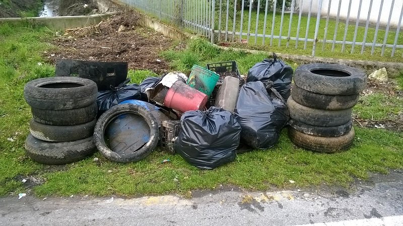 I rifiuti tirati fuori dalla Roggia Crosina 