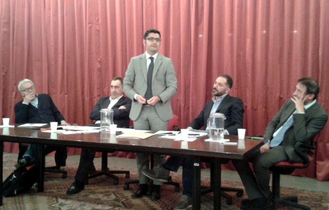 Un momento dell'assemblea pubblica 
