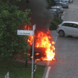L'auto in fiamme a Melegnano 