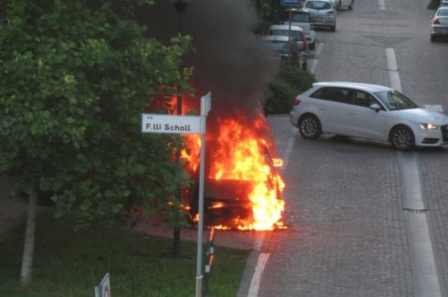 L'auto in fiamme a Melegnano 