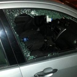 Il finestrino dell'auto rotto dai malviventi 