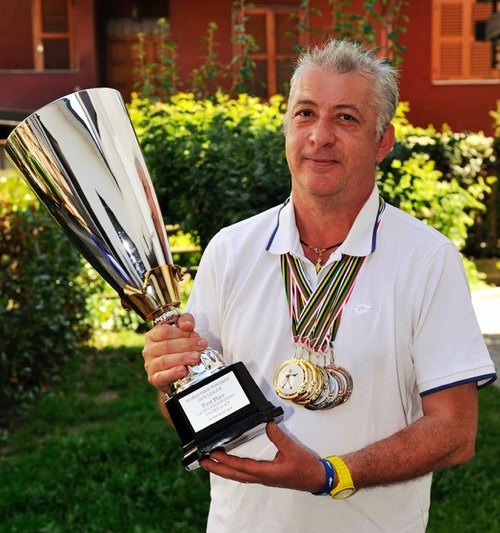 Giacinto Losi, con le medaglie e la coppa di vincitore 
