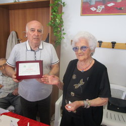 Carlo Fiorani, vicepresidente dell'Associazione Anziani consegna una targa ricordo a Catina 
