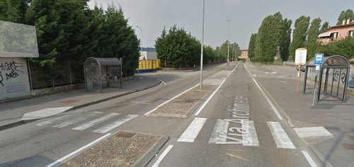 L'attraversamento pedonale in via Archimede a Linate 