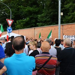 I cittadini presenti alla manifestazione contro la tendopoli 
