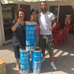 Santina Bosco (a sx) consegna i contenitori ai nuovi gestori del bar del Centroparco 