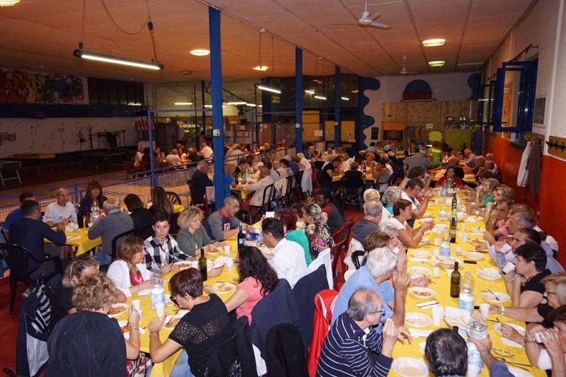 Le 140 persone presenti alla cena solidale 