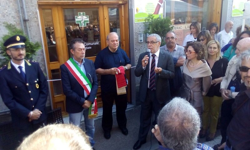 L'inaugurazione della farmacia in via Risorgimento, con il sindaco Veneziano 