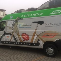 Uno dei nuovi furgoni a Metano per il trasporto delle bici 