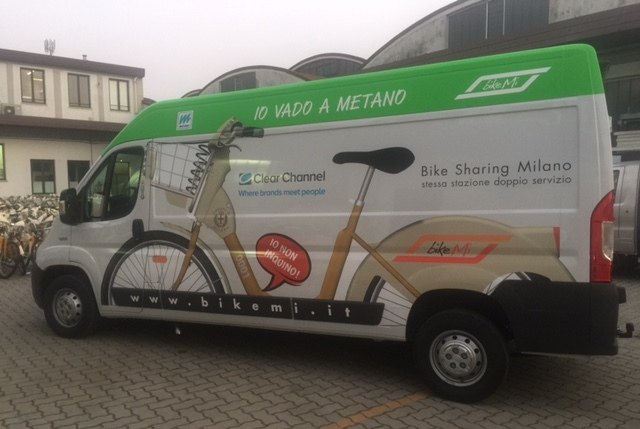 Uno dei nuovi furgoni a Metano per il trasporto delle bici 