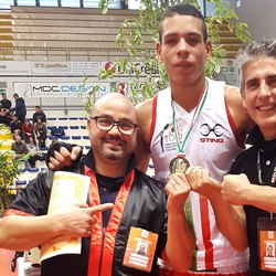 Al centro Silas Marcandelli, con Gialuca Mulas e Lucio Larini tecnici dell'ASD Boxe Segrate 