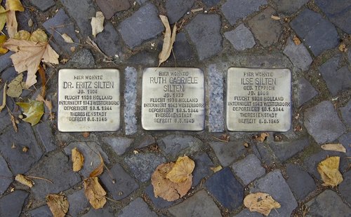 Alcuni sanpietrini in ricordo delle vittime dell'Olocausto a Berlino 