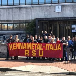 I lavoratori davanti al Municipio di San Giuliano 