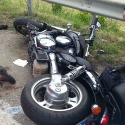 Una motocicletta a terra dopo un incidente 