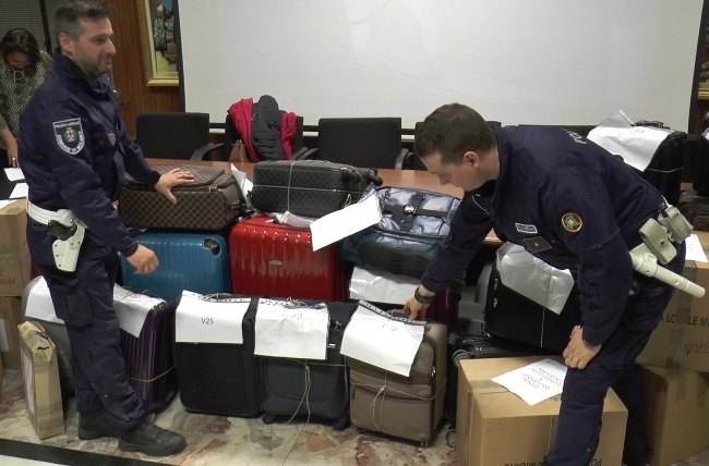 I bagagli recuperati dalla polizia Locale 