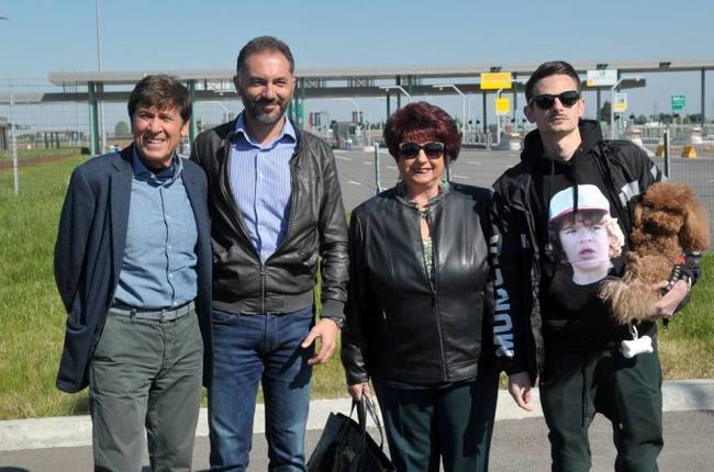 Gianni Morandi e Fabio Rovazzi con il sindaco di Melegnano, Vito Bellomo ed il suo vicesindaco, Raffaela Caputo 