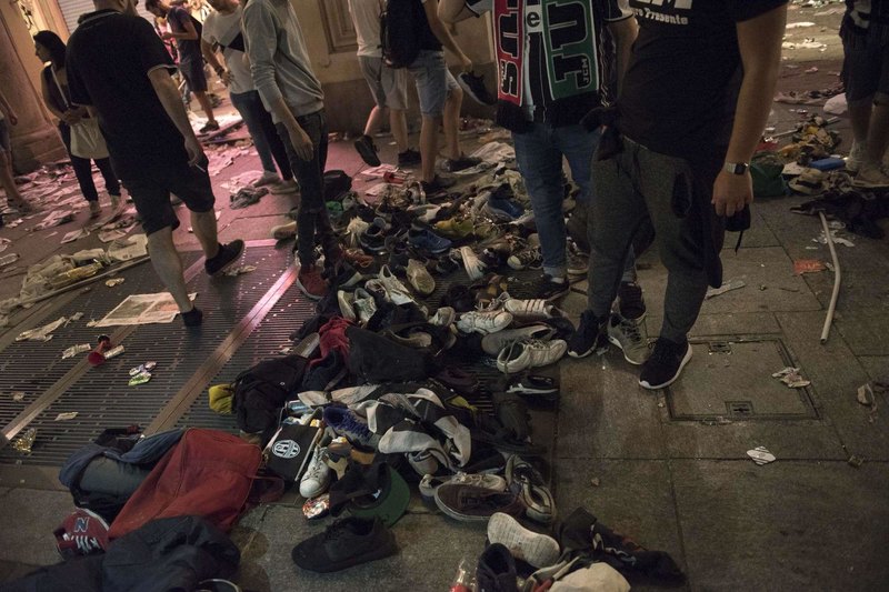 Le scarpe perse dalla folla in fuga da Piazza San Carlo, Torino. (Fonte TG COM) 
