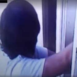 Un frame del video che immortala il primo ladro in azione 