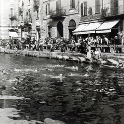 La gara di nuoto nel Naviglio Grande (1920) 