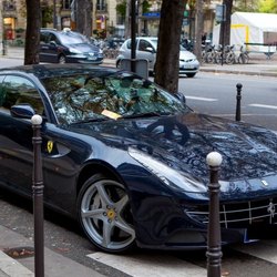 Una Ferrari FF blu 