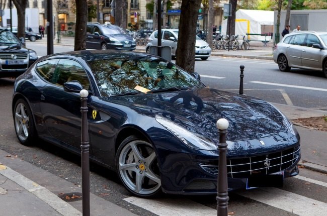 Una Ferrari FF blu 
