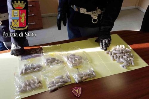I 60 ovuli di cocaina trasportati dal narcotrafficante 