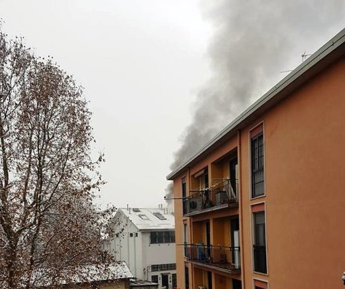 La densa colonna di fumo generata dal rogo che ha distrutto l'appartamento 