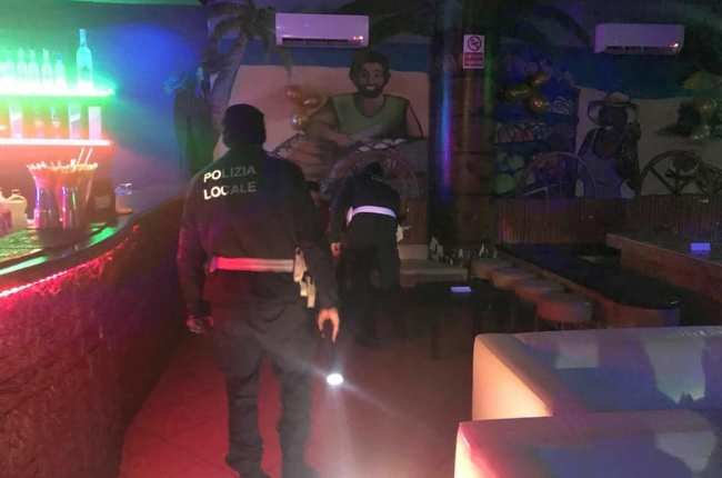 La polizia locale all'opera presso la discoteca abusiva 