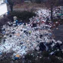 L'accumulo di rifiuti apparso nell'area dell'ex Postalmarket a San Bovio 