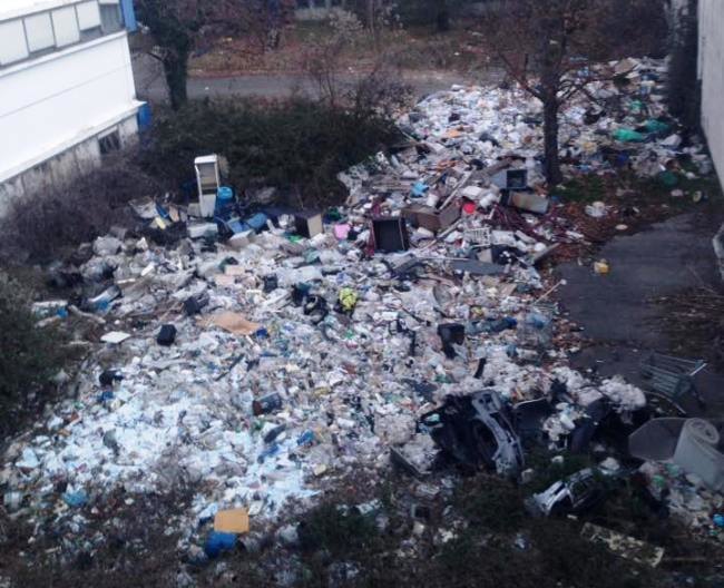 L'accumulo di rifiuti apparso nell'area dell'ex Postalmarket a San Bovio 