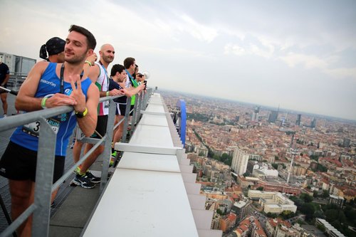 Gli atleti sul tetto del grattacielo milanese 