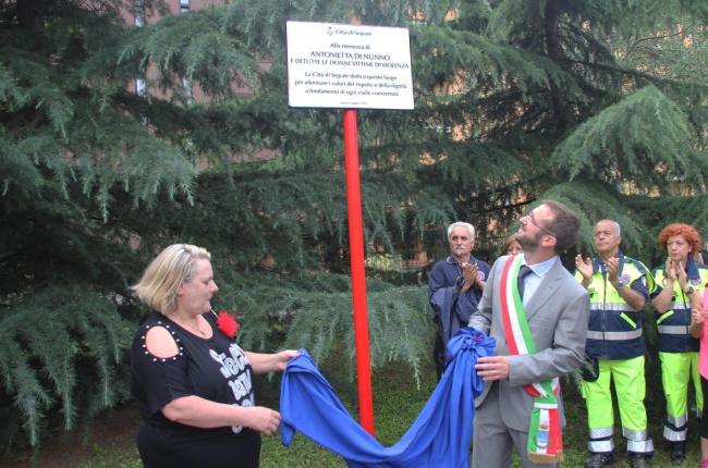 Il sindaco di Segrate e la madre di Antonietta Di Nunno scoprono la targa di commemorazione 