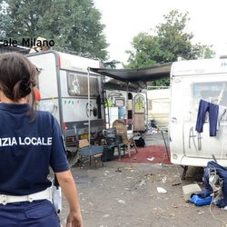 Un intervento della Polizia locale al campo rom di Muggiano 