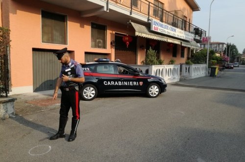 I carabinieri davanti al ristorante dove è avvenuta la sparatoria mortale 