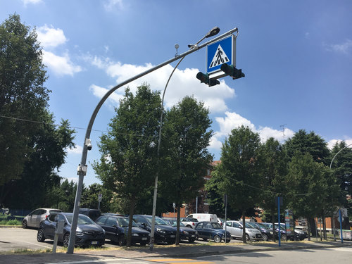 Nella foto, la telecamera controllo varchi di via Milano a Redecesio 