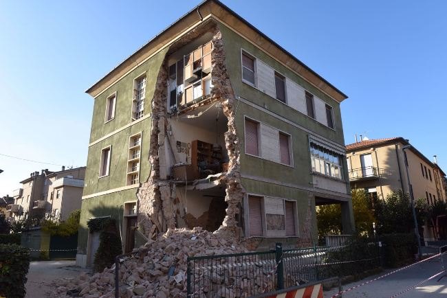 Un edifico danneggiato dal terremoto a San Severino 