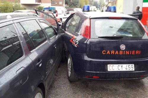 L'auto dei carabinieri speronata dai fuggitivi 