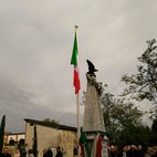 Il tricolore innalzato al monumento ai caduti