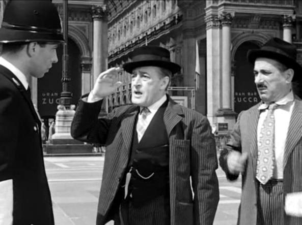 Toto e Peppino nella celeberrima scena ambientata in Piazza Duomo 