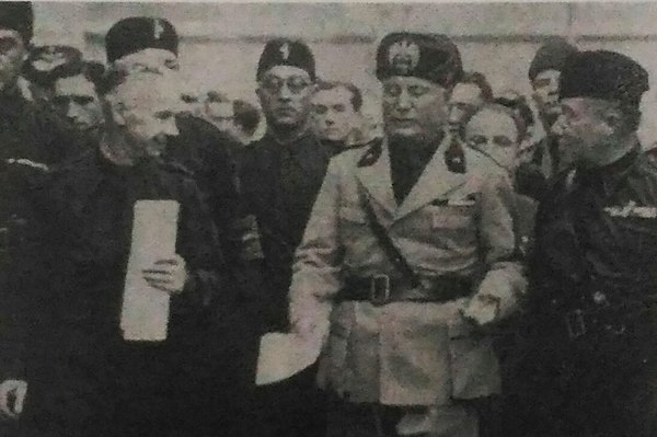 Benito Mussolini e, alla sua sinistra, il dottor Pietro Saronio durante la visita del Duce nel 1934 (tratta da AA.VV., 