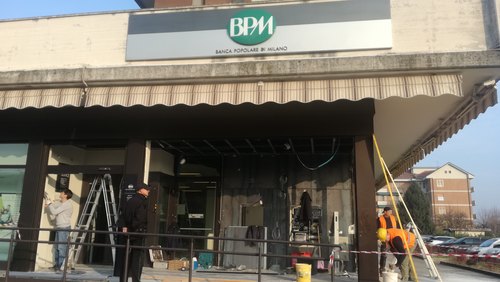 La filiale della Banca Popolare di Milano oggetto della spaccata con il gas 
