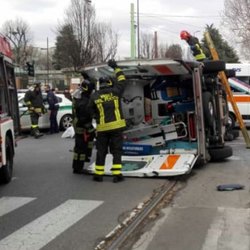 L'ambulanza ribaltata dopo l'incidente (foto Sos Emergenza) 