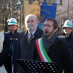 Il sindaco Micheli con Piero Tarticchio mentre pronuncia il discorso solenne 