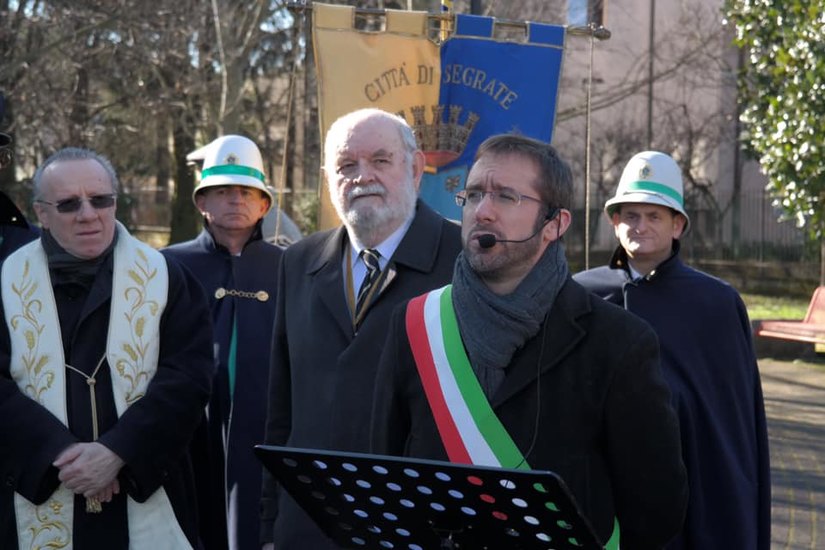 Il sindaco Micheli con Piero Tarticchio mentre pronuncia il discorso solenne 