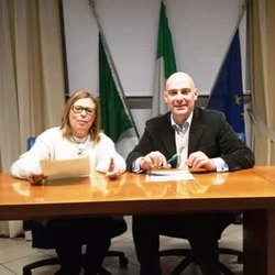 Angelo Madonini con l'assessore al Bilancio, Marica Bosoni 