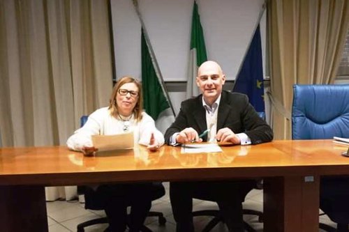 Angelo Madonini con l'assessore al Bilancio, Marica Bosoni 