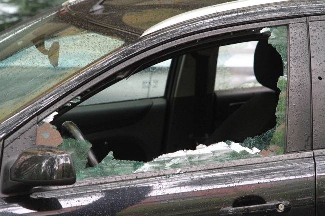 Il finestrino dell'auto della vittima infranto dopo gli spari 