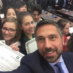 Il selfie di Franco Lucente con gli alunni di Crema 