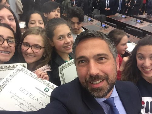 Il selfie di Franco Lucente con gli alunni di Crema 