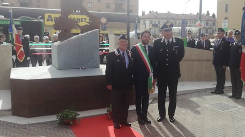L'inaugurazione del monumento ai Carabinieri 